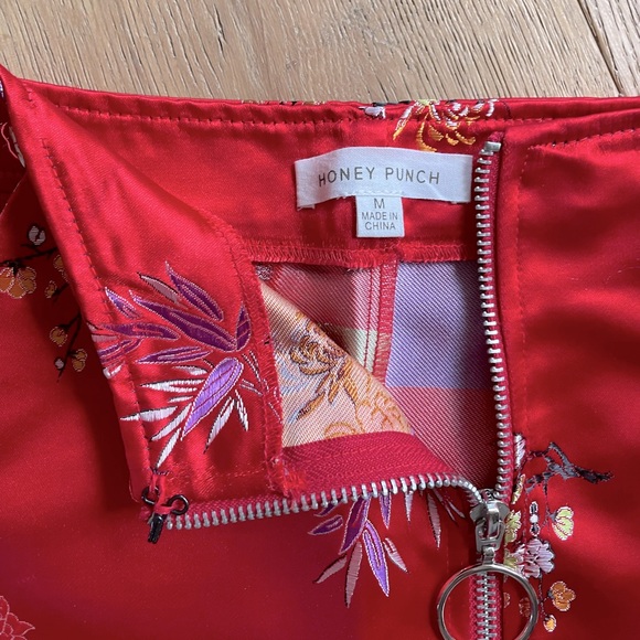 Short embroidered red satin skirt - Picture 3 of 3